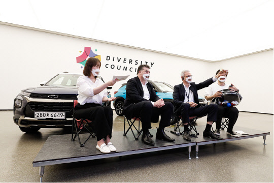 카허 카젬(왼쪽 두 번째) 한국GM 사장, 로베르토 렘펠 GM테크니컬센터코리아 사장(왼쪽 세 번째) 및 임직원들이 GM테크니컬센터코리아 디자인센터 대강당에서 진행된 다양성위원회 출범식 기념 사내 행사에 참여하는 모습.<한국GM 제공>